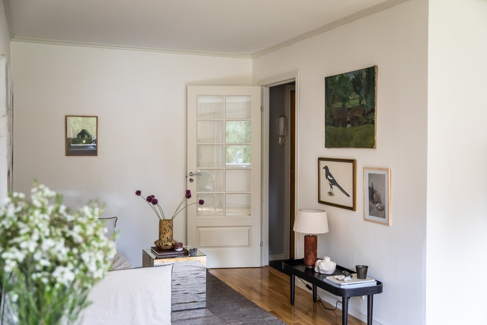 Stuen oppleves som lys og luftig. Galleribilde