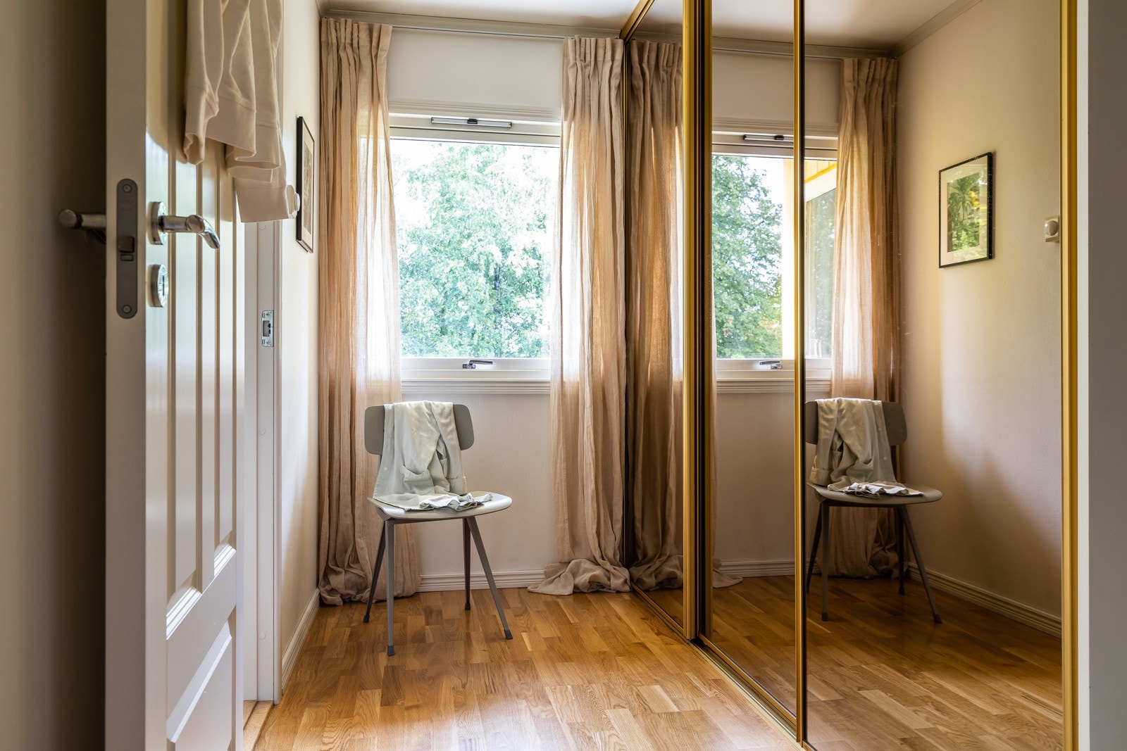 Soverommet har god oppbevaringsplass i en stor skyvedørsgarderobe med speilfronter. Galleribilde