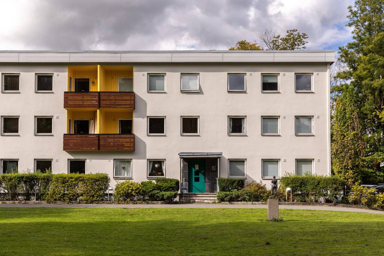 Her bor man i rolige og idylliske omgivelser, men samtidig meget sentralt og urbant med gangavstand til shopping, parkliv, spisesteder, kollektivtransport, studiesteder og treningssenter. Galleribilde