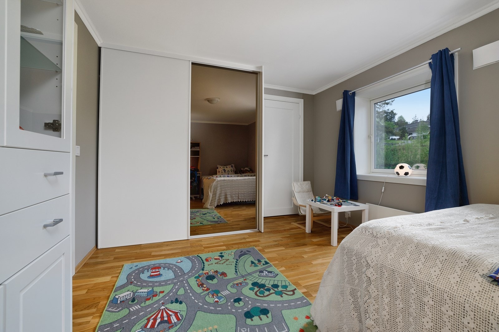 Soverom med skyvedørsgarderobe og inngang til garderoberom/bod Galleribilde