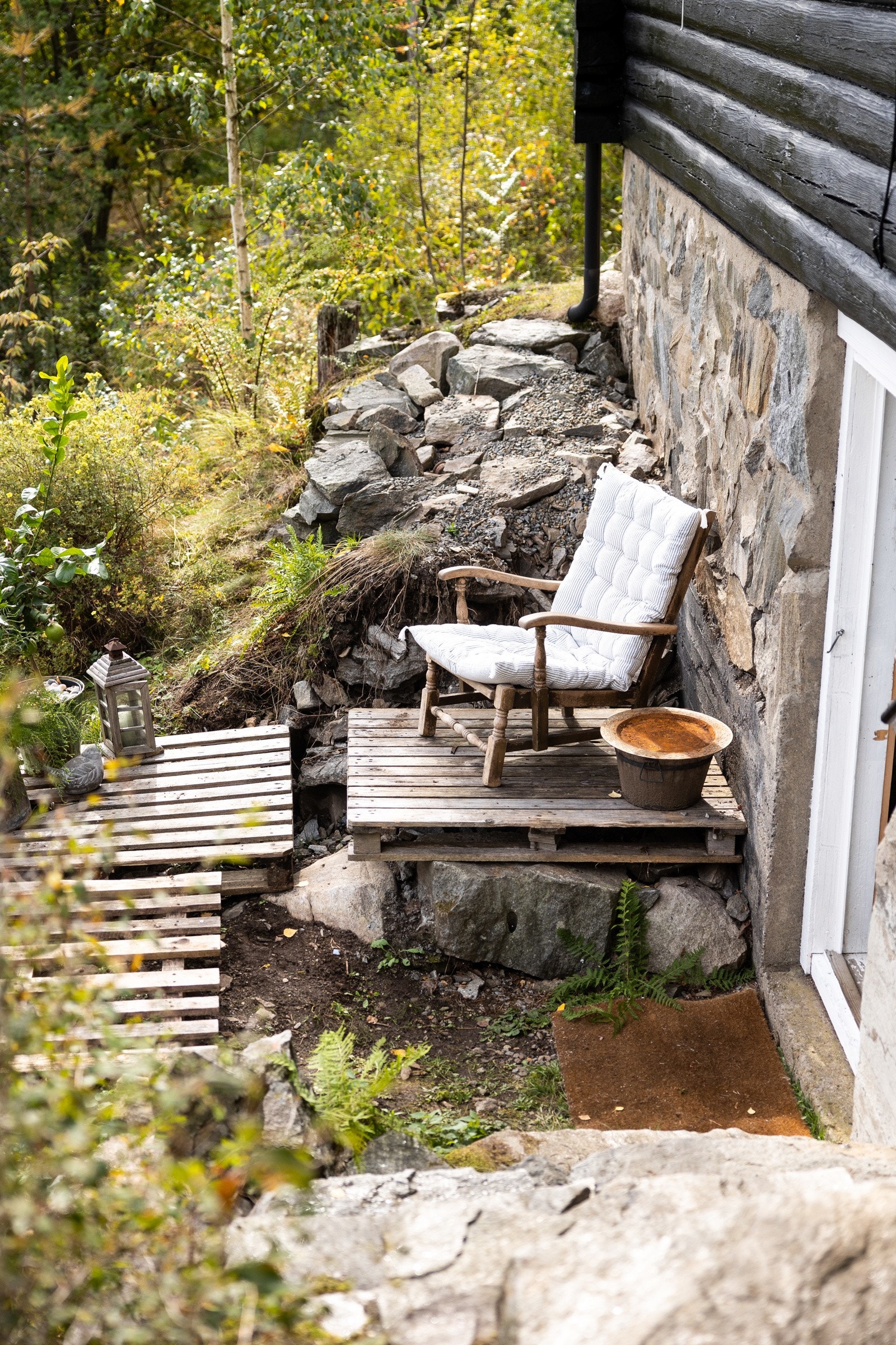 Hyggelig sitteplass ved inngangen til kjeller med bad. Galleribilde