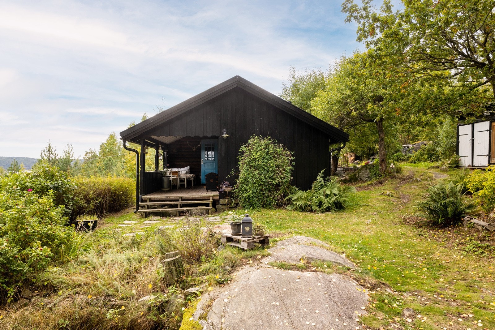 Laftet tømmerhytte på 72kvm med inngang via svalgang/ terrasse. Pent opparbeidet tomt rundt hytta. Galleribilde