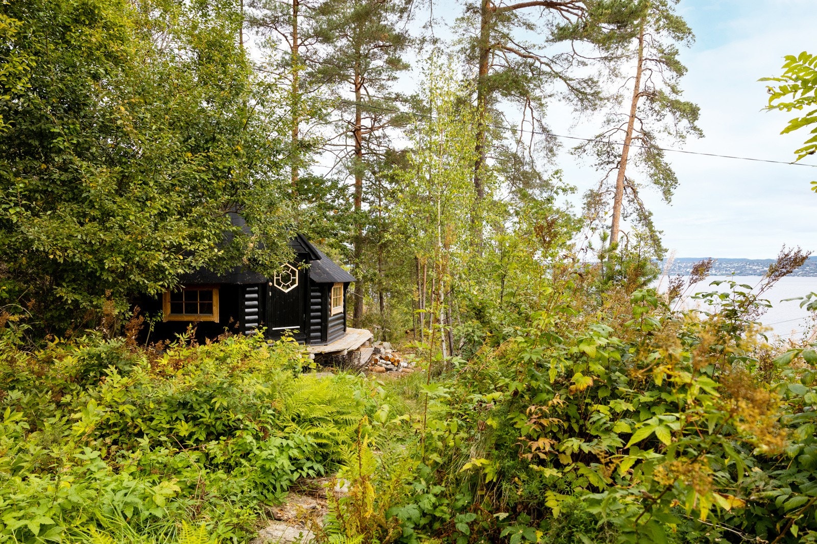 Nederst på tomten er det satt opp en grillhytte. Galleribilde