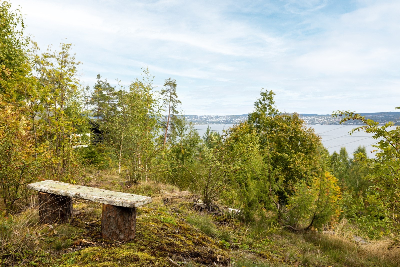 Fritidseiendommen har flere hyggelige uteplasser hvor solen og utsikten kan nytes. Galleribilde