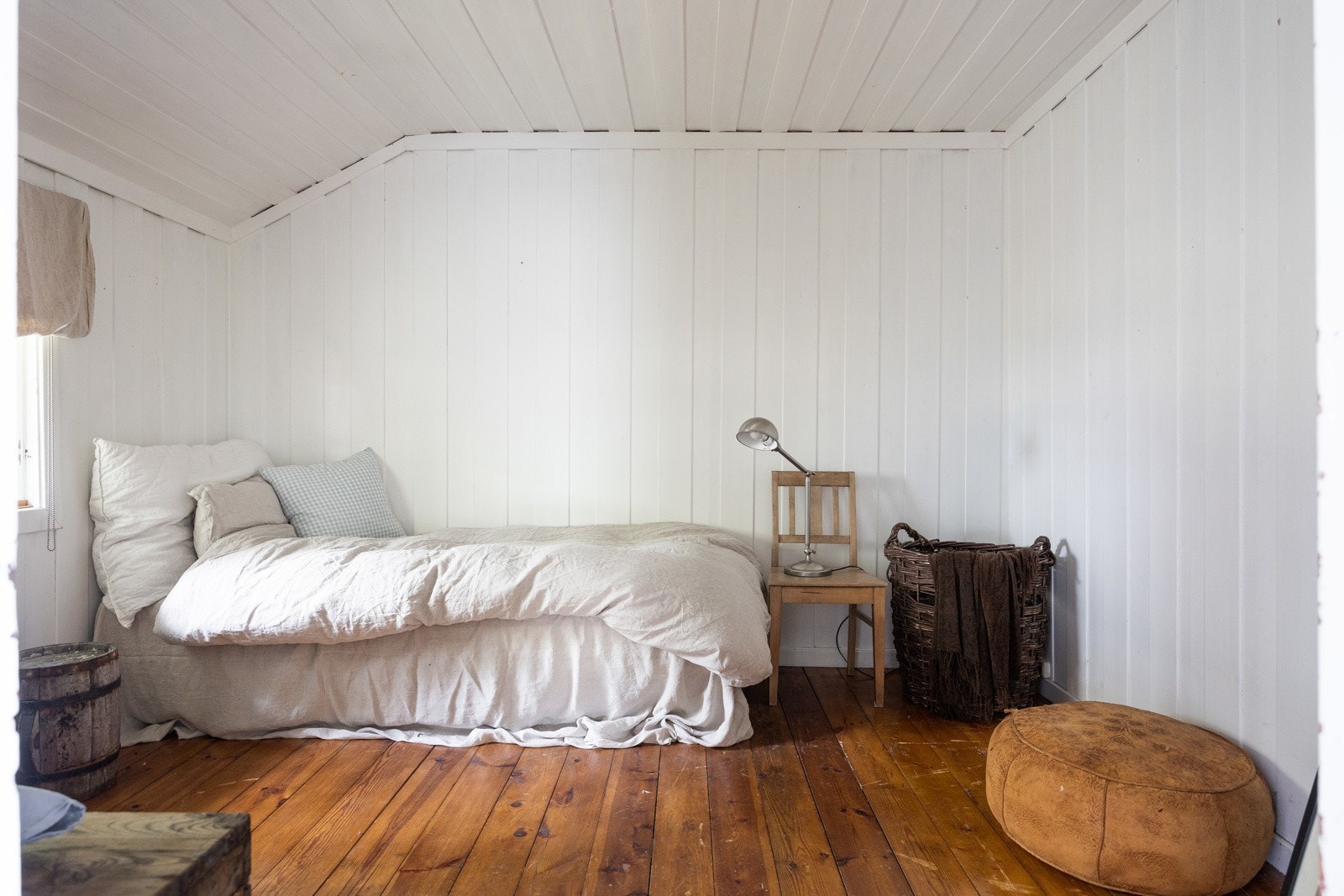 Soverommet er av god størrelse og har god plass til seng, garderobe og annet møblement. Galleribilde