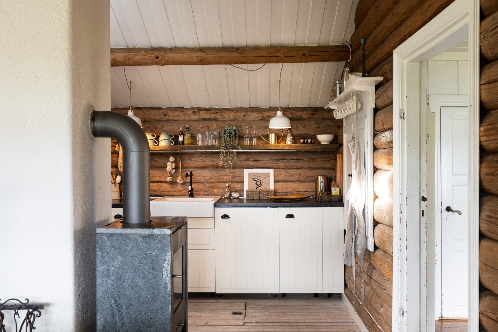 Hyggelig, skjermet kjøkken med peisovn. Galleribilde