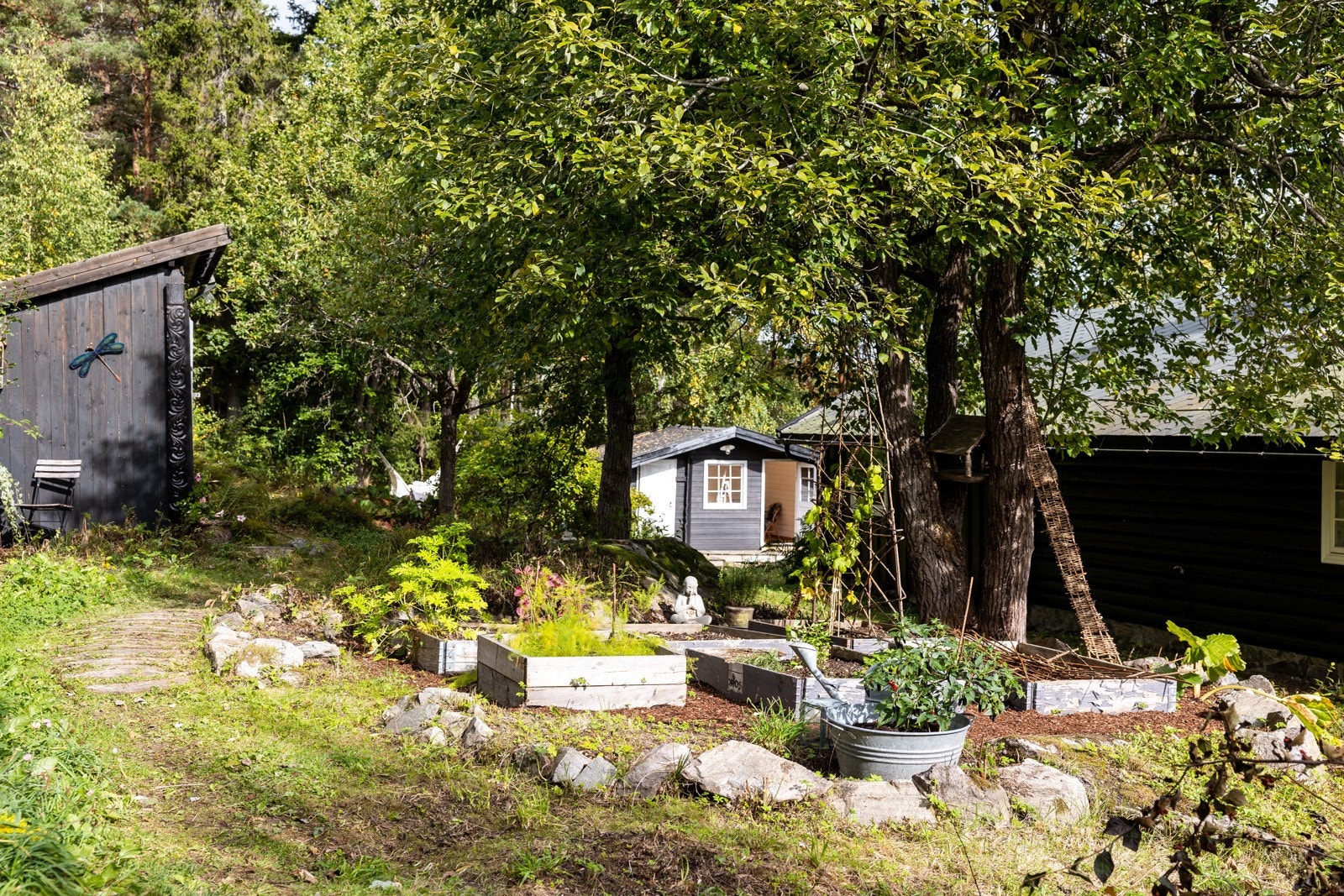 Eiendommen ligger tilbaketrukket til, og har store vakre trær, frukttrær, busker, stier og grønnsakshage. Galleribilde