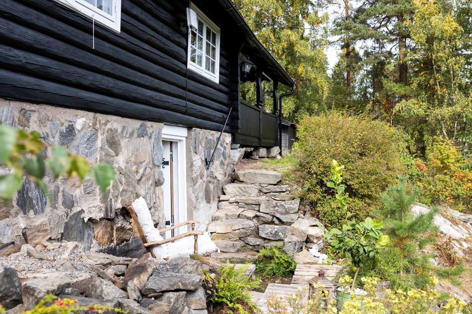 Fasade mot nord. Hytta har yttervegger i laftet tømmer over grunnmur i sparesteinsmur. Galleribilde