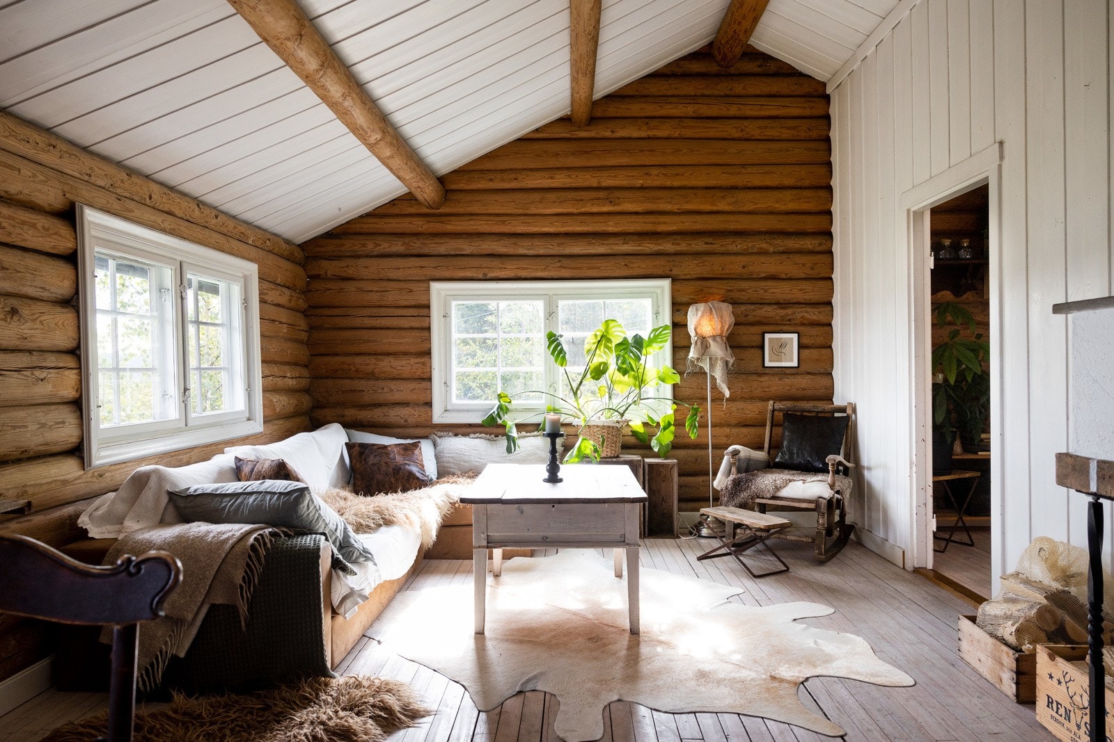 Stuen har flott laftet tømmer, lyse gulvbord, skråtak og saltak med god høyde (3.10m. i møne). Galleribilde