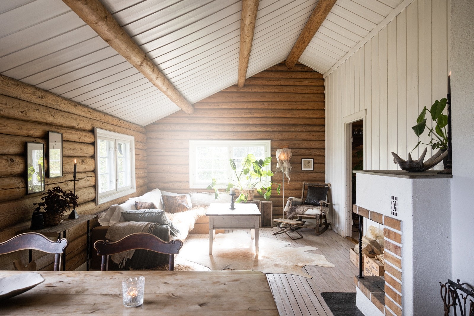 Stor stue med peis og god plass til sofa og spisebord. Galleribilde