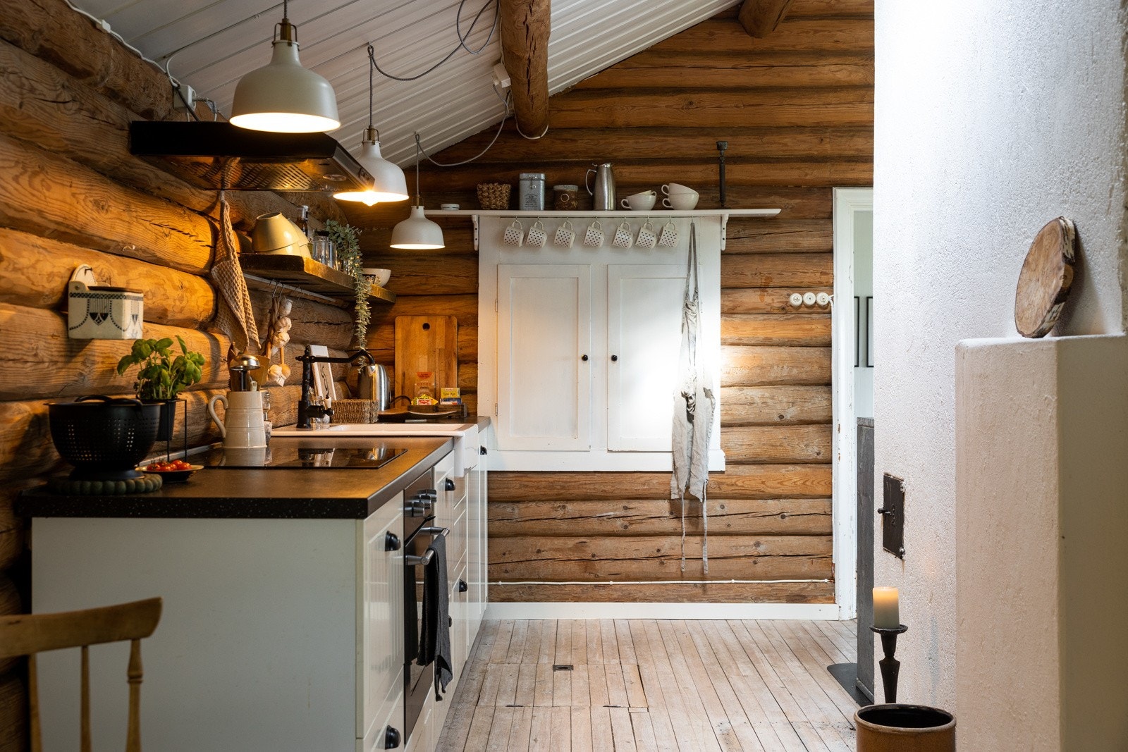 Kjøkkenet har profilerte frontet og laminat benkeplate med nedfelt kum i porselen. Kullfilterventilator. Galleribilde