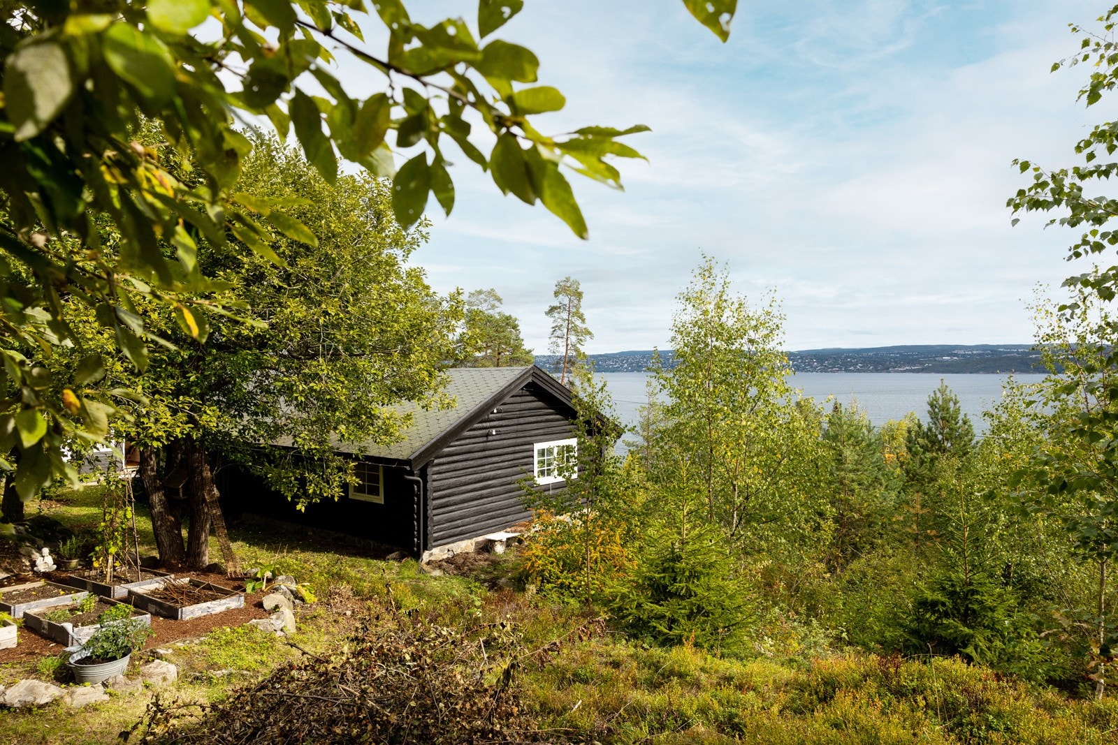 Stille og fredlig fritidseiendom med flott sjøutsikt. Galleribilde
