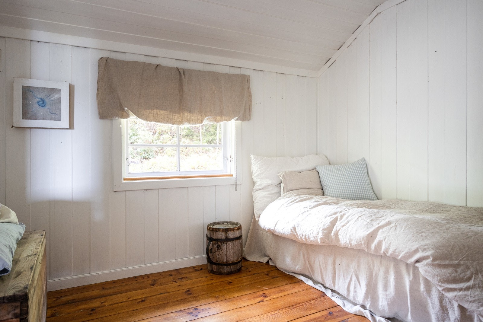 Lyst og fint soverom i tilbygg. Galleribilde