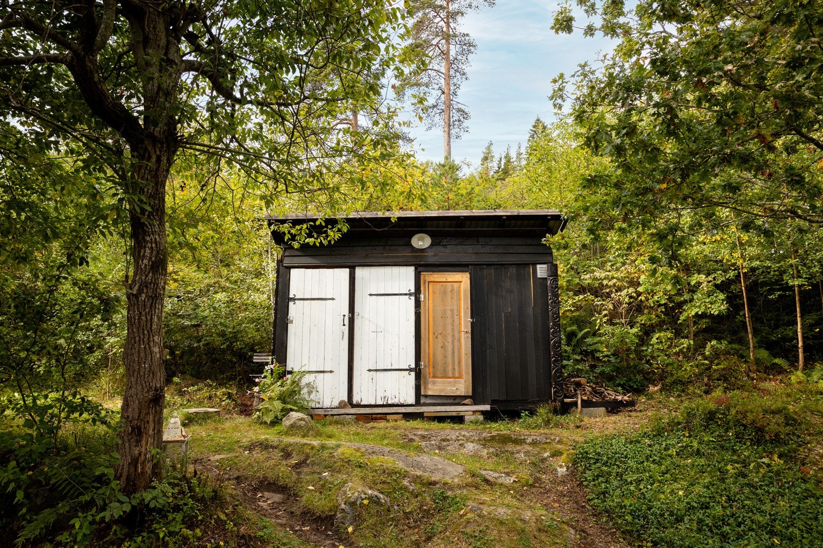 Utebod på 8m² fra 2013 med god lagringsplass. Uteboden står på naboens tomt og kjøper må flytte uteboden innenfor egen tomtegrense. Galleribilde