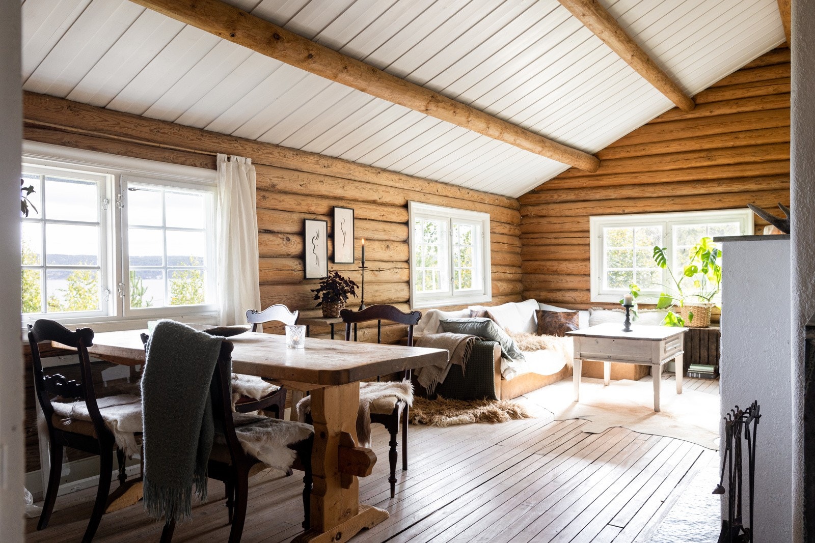 Stor stue med peis, nydelig utsikt og mye sjarm! Galleribilde