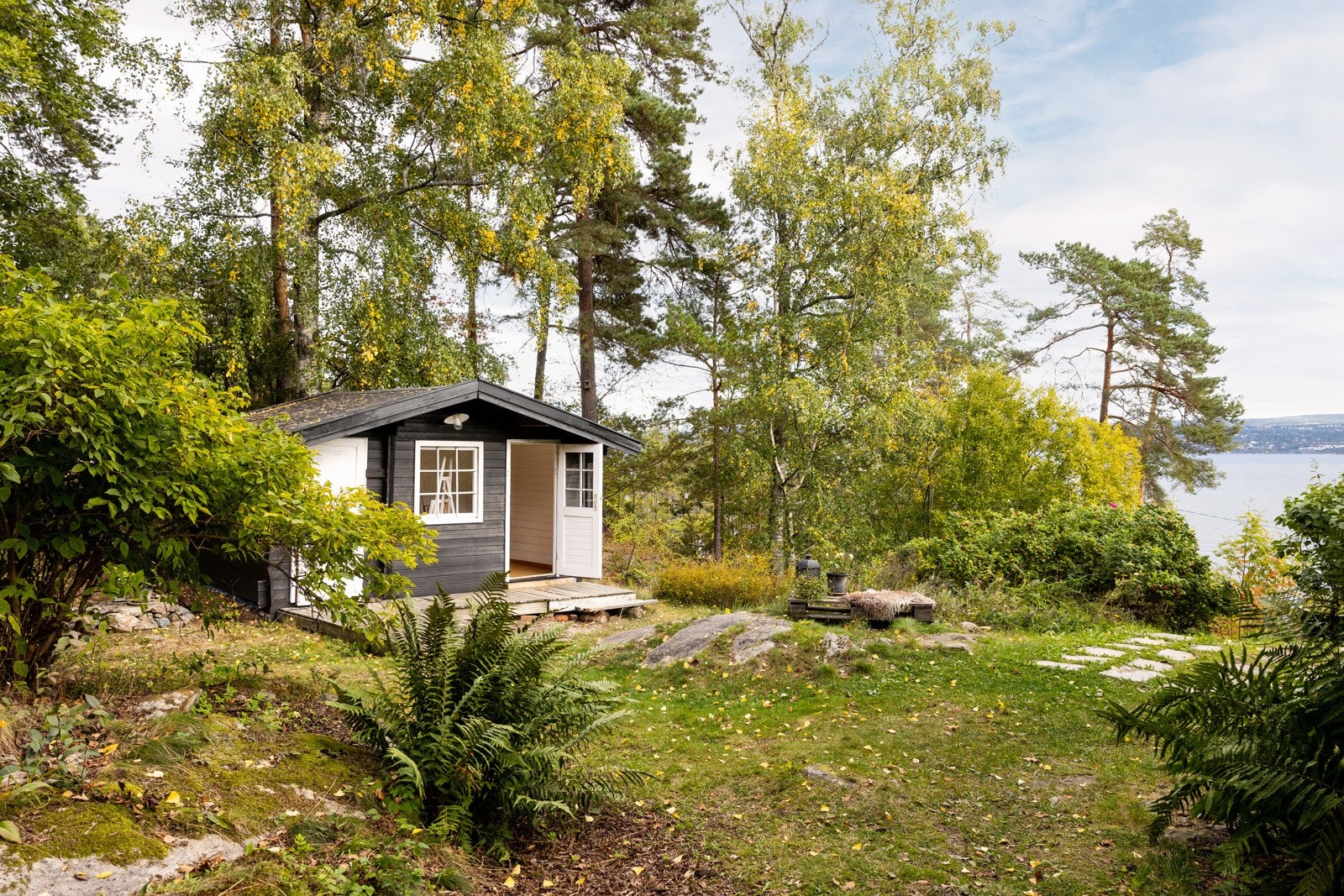 Grønt og frodig med store vakre trær. Naturtomten har et anneks på 12m². Galleribilde