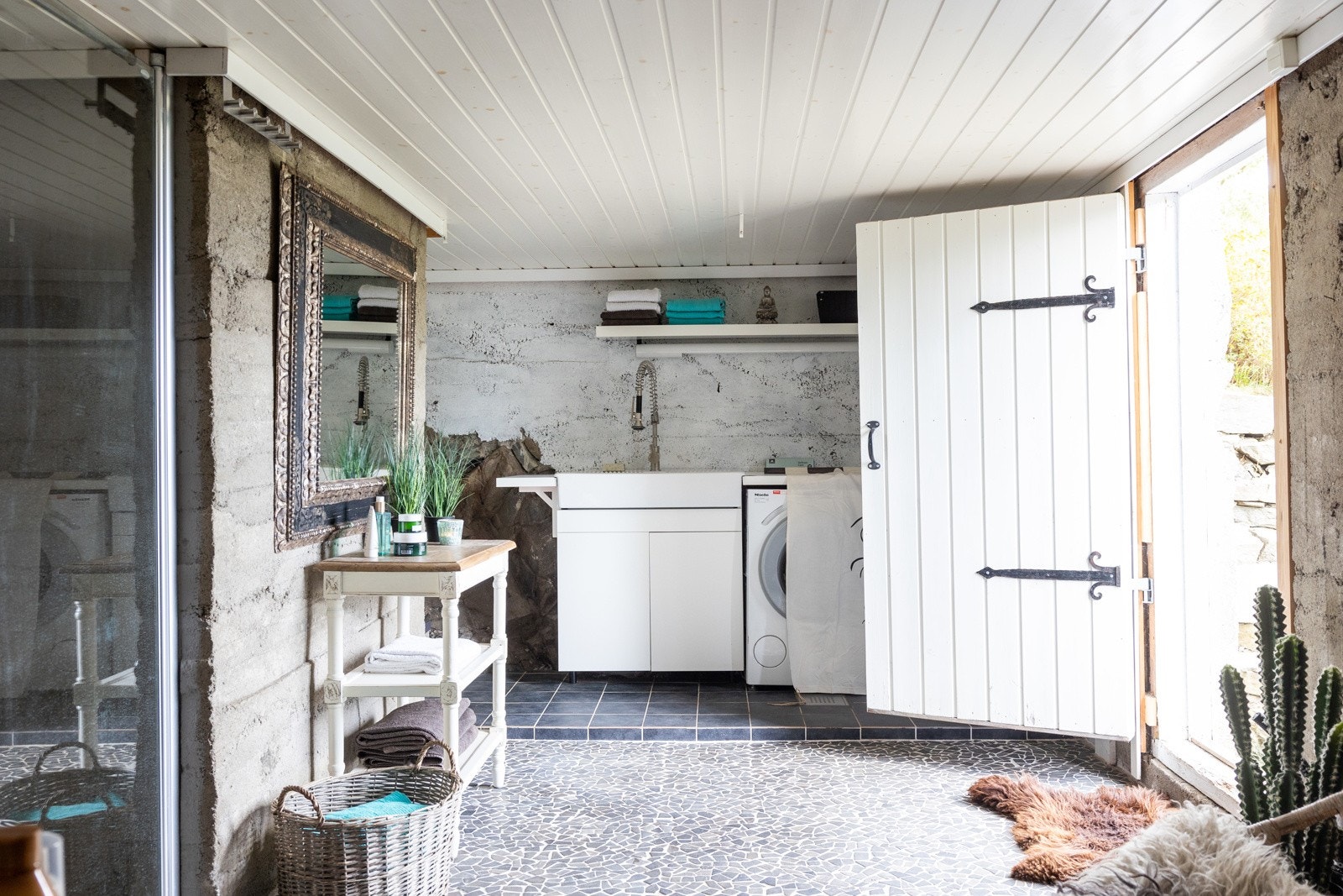 Stort bad som ble etablert i 2010. I 2013 ble det lagt fliser og varmekabler på gulv samt satt inn dusj og jordingsrør. Arbeidet ble utført av Komplett Rørservice AS. Galleribilde