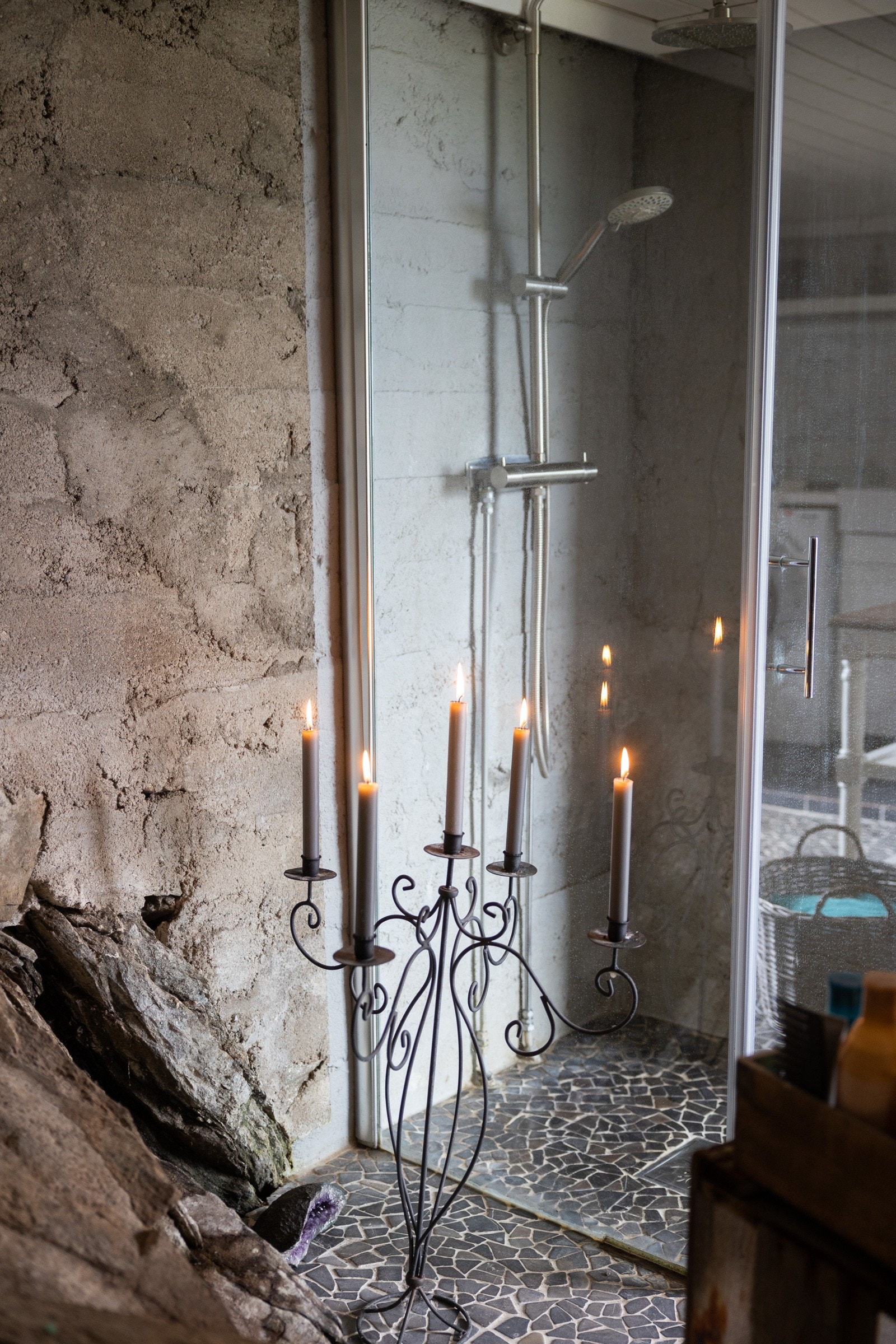 Dusj på gulv og malt betong i dusjsonen. Elektrisk avtrekksvifte på yttervegg og friskluftsventil på yttervegg over benkeskap. Galleribilde