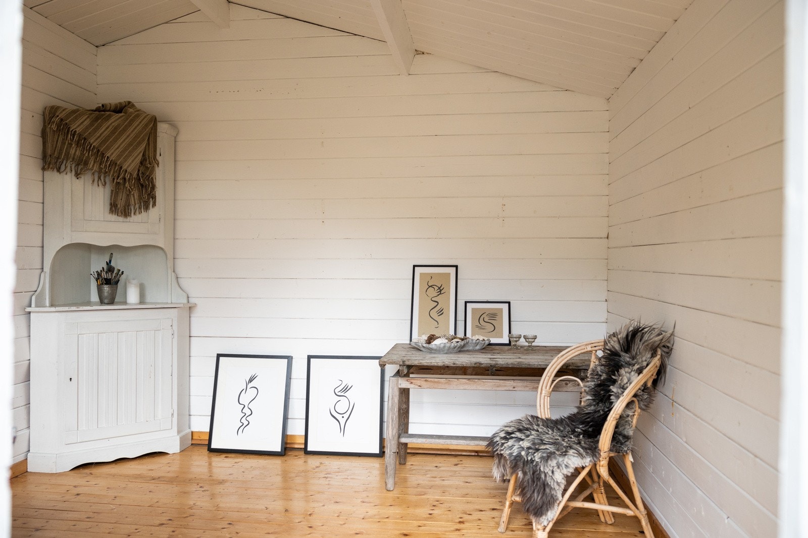 Anneks på 12m² med lyse overflater og god plass til møbler. Galleribilde