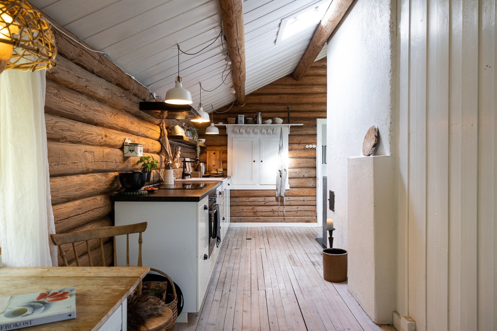 Sjarmerende kjøkken med spiseplass og takvindu som gir naturlig lys. Galleribilde