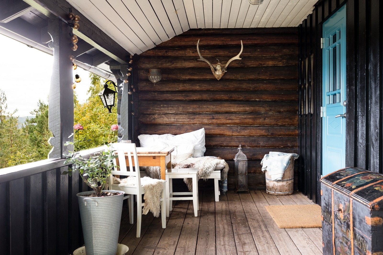 Hyggelig inngangsparti med god plass til utemøbler. Galleribilde