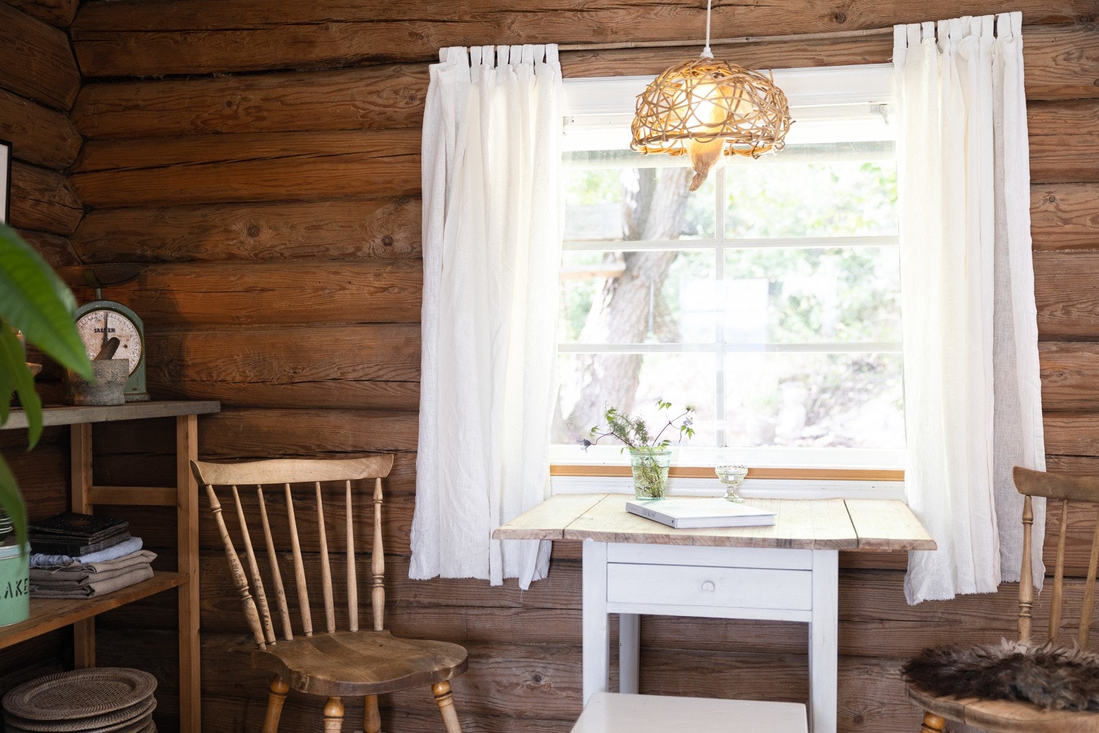 Hyggelig spiseplass med fint utsyn mot grønnsakshagen. Galleribilde