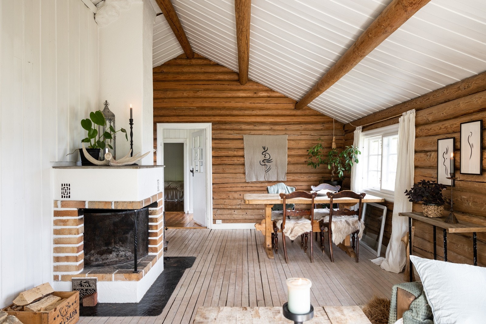 Stor stue med peis som kan sees fra alle rommets soner. Galleribilde