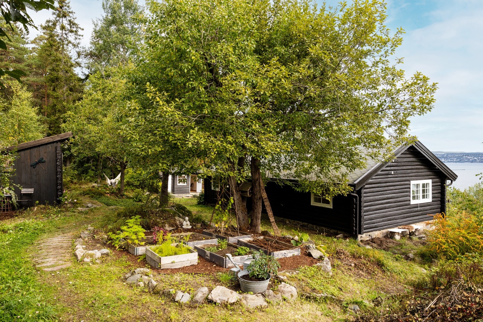 Fantastisk fritidseiendom med sjarmerende tømmerhytte og nydelig sjøutsikt. Galleribilde