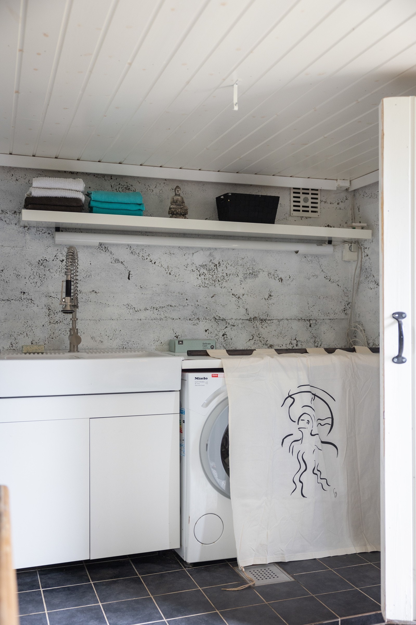 Servant og benkeskap med nedfelt kum i porselen. Opplegg til vaskemaskin. Galleribilde