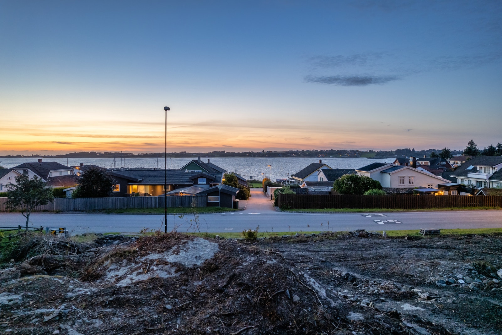Her nyter du solnedgangen som går ned over havet Galleribilde