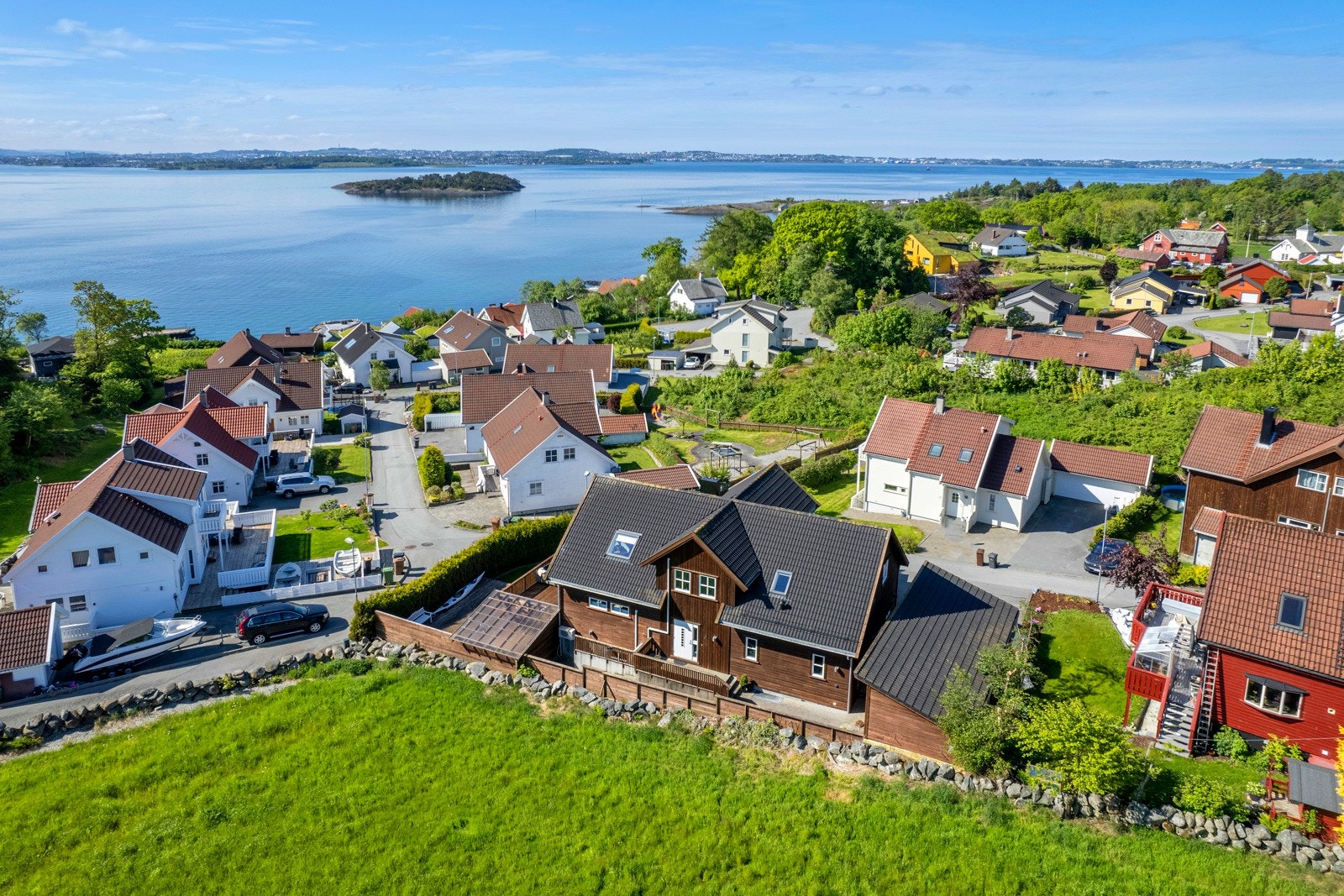 Velkommen til Åmøy- meget fullendt enebolig med ypperlig beliggenhet i populært familieområde. Galleribilde