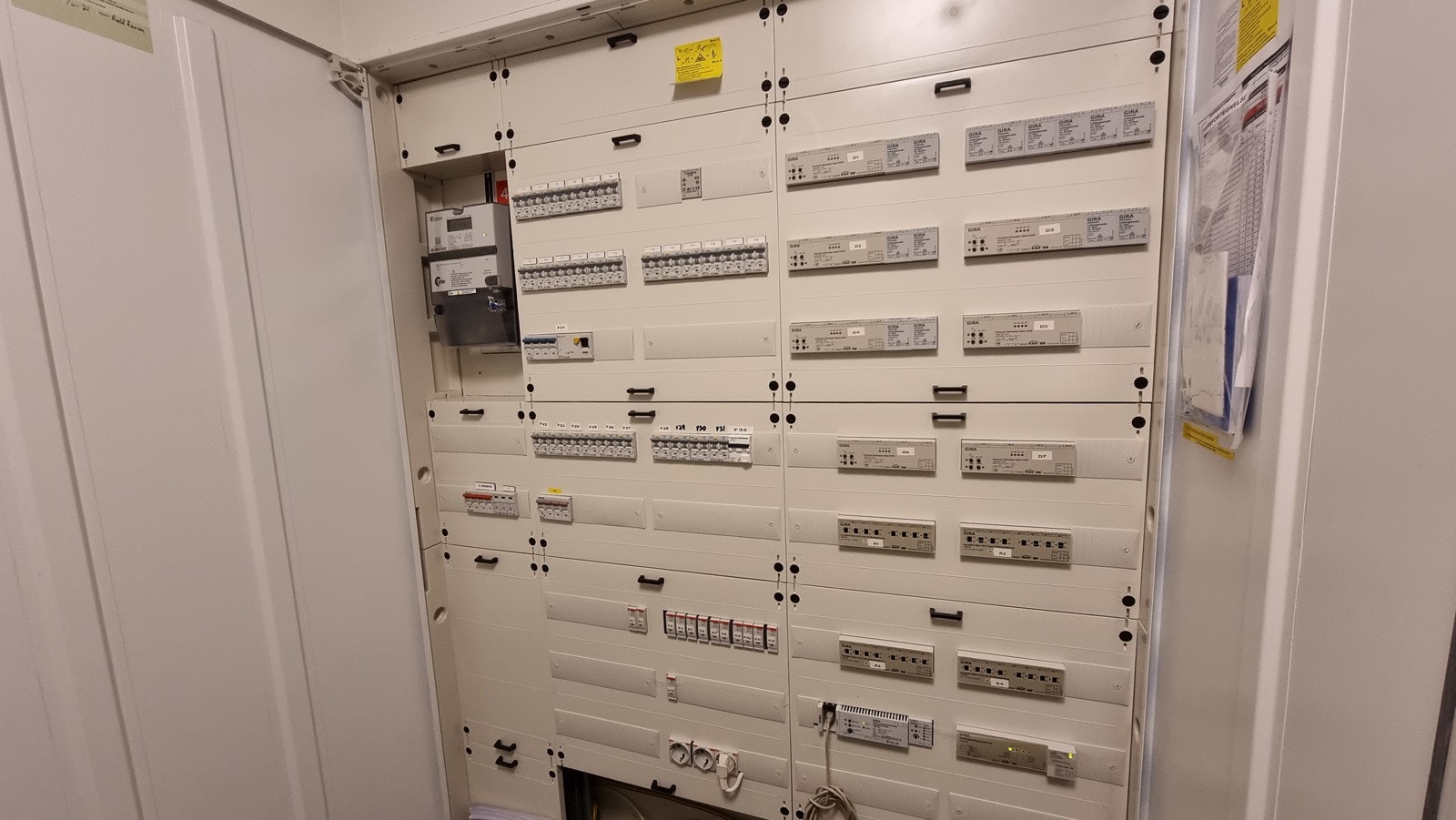 El- skap: Det elektriske beskrives av elektriker som: "Et KNX styringssystem av hus med nær ubegrensede muligheter og utvidelser for smarte løsninger" Galleribilde
