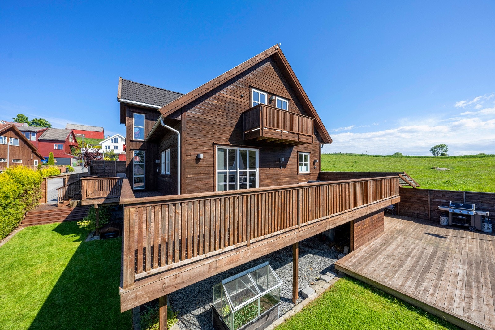 Pent både på terrassen og i hagen - bader i sol fra morgen til kveld Galleribilde