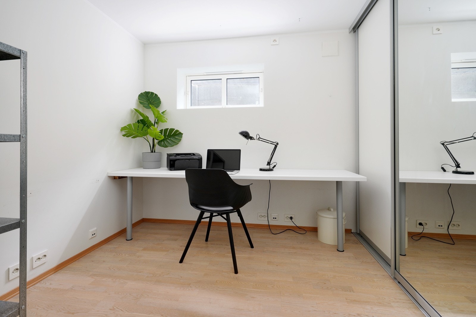 Kontor med garderobeplass Galleribilde