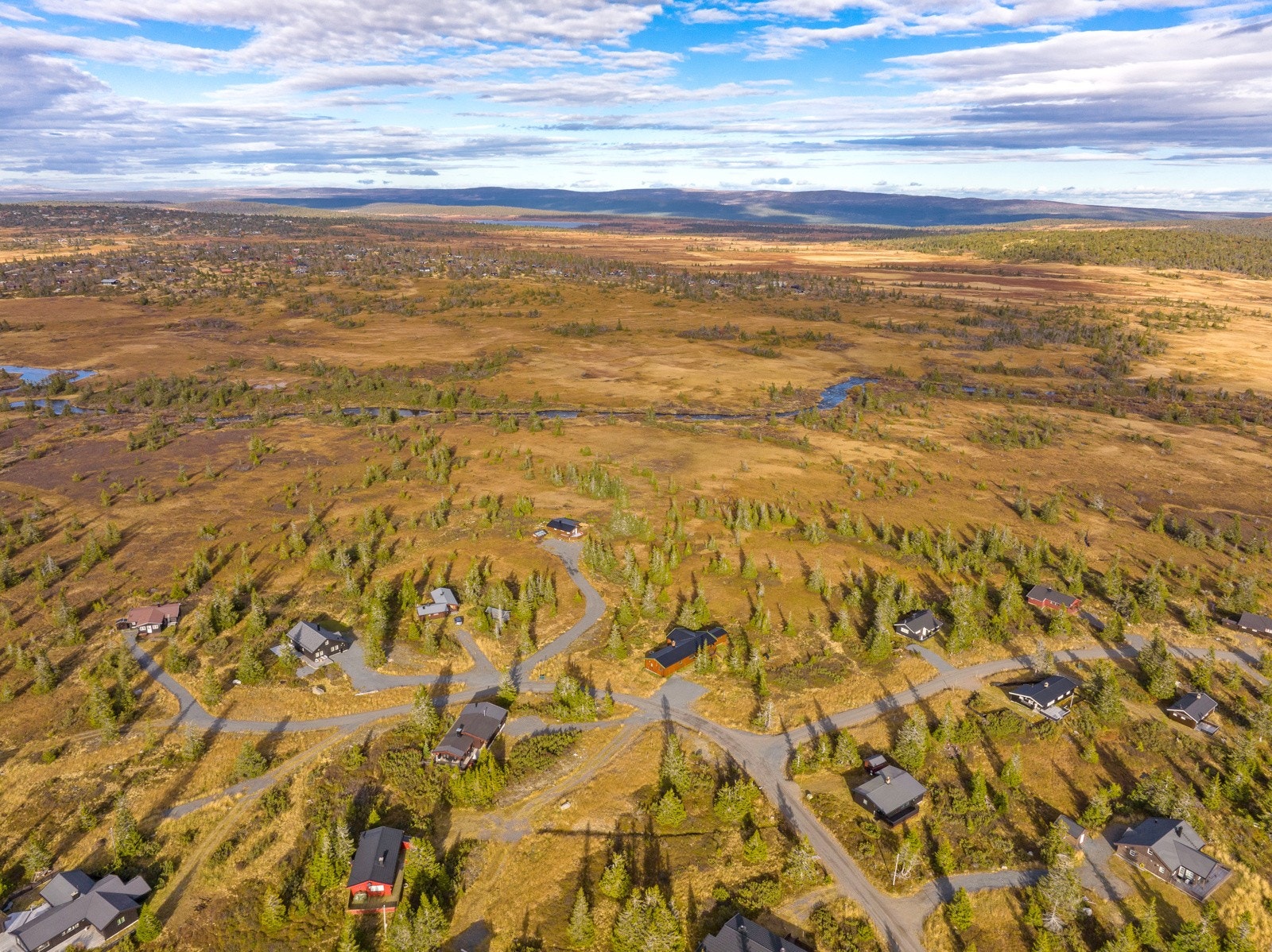 Om sommeren innbyr området til fine fotturer langs stier og veger, samt turer med sykkelen. Galleribilde