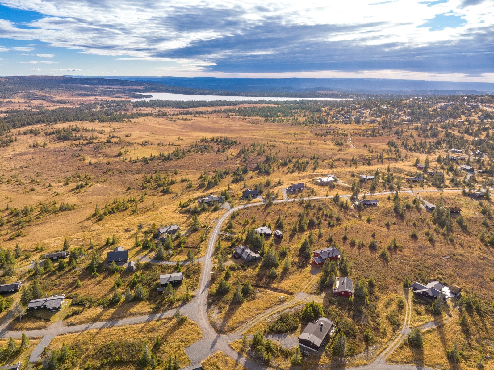 Solrikt beliggende i relativt flatt terreng, men i åpent og fint landskap med fint utsyn fra tomten Galleribilde