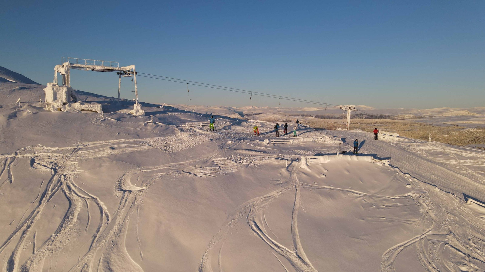 På toppen av alpinbakken er det nydelig utsikt. Også et flott utgangspunkt for videre tur innover med ski Galleribilde