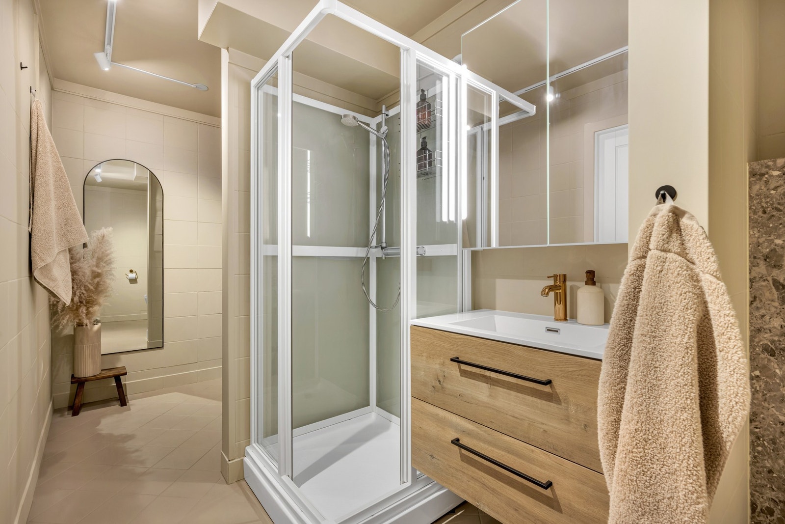 Det er varmekabler i gulv, og flisene har fått nytt liv ved hjelp av egnet maling. Dusjkabinett og Philips Hue-spotter i tak. Galleribilde