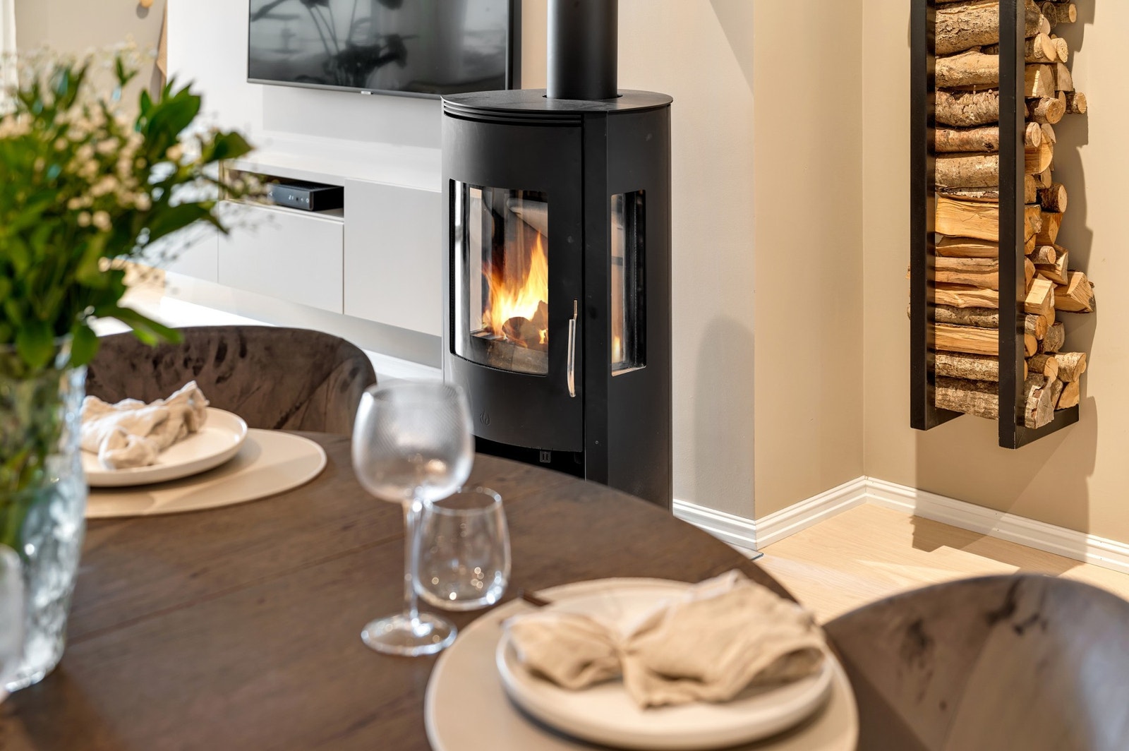 Den effektive peisovnen bidrar til en lun atmosfære. Fin detalj med vedstativ på vegg. Alle stikkontakter og lysbrytere er av typen lavtbyggende ELKO Plus. Galleribilde