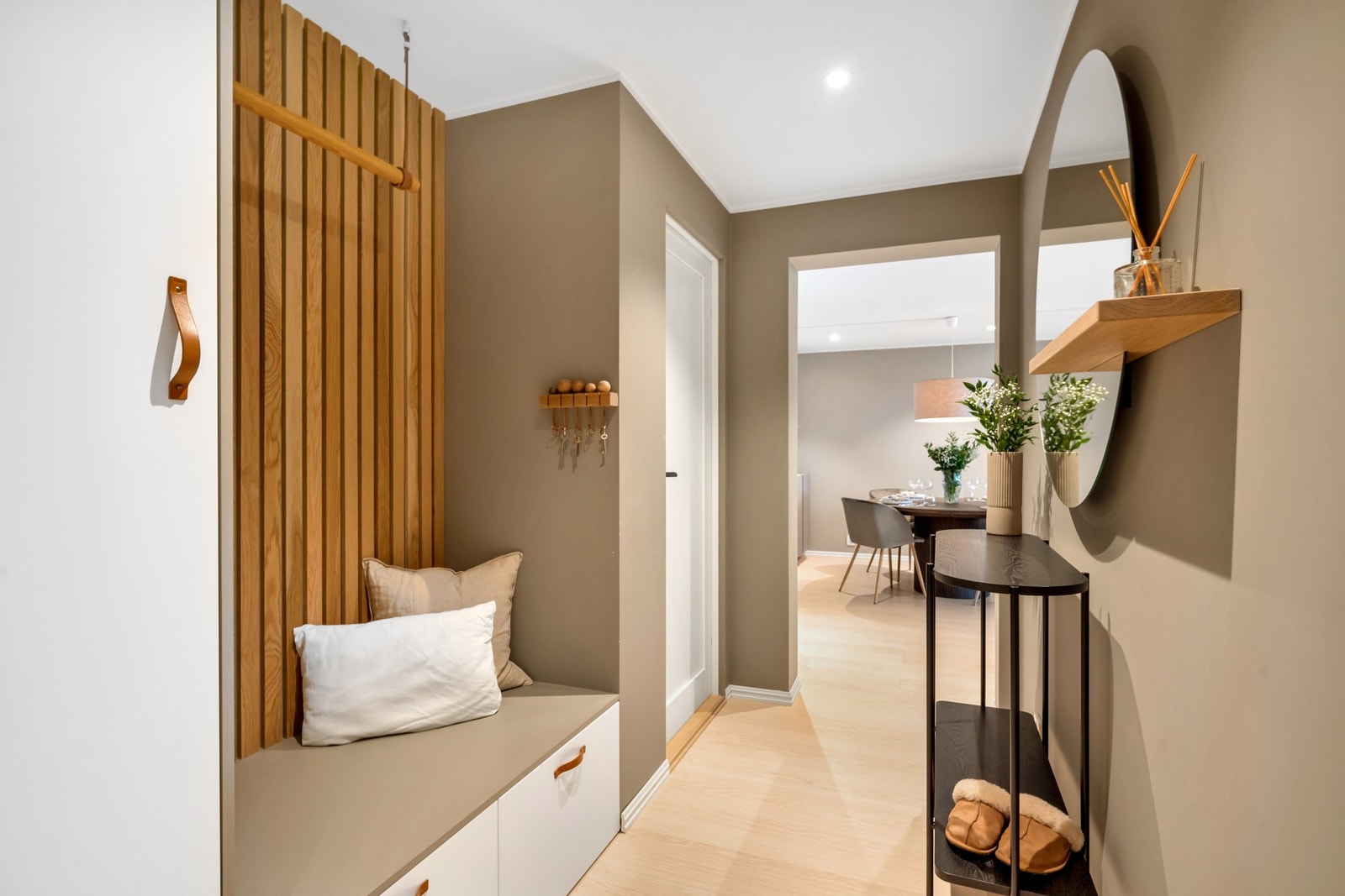 Leilighetens entré/gang er på ca. 6 kvm og har fått montert plassbygde skap. Galleribilde