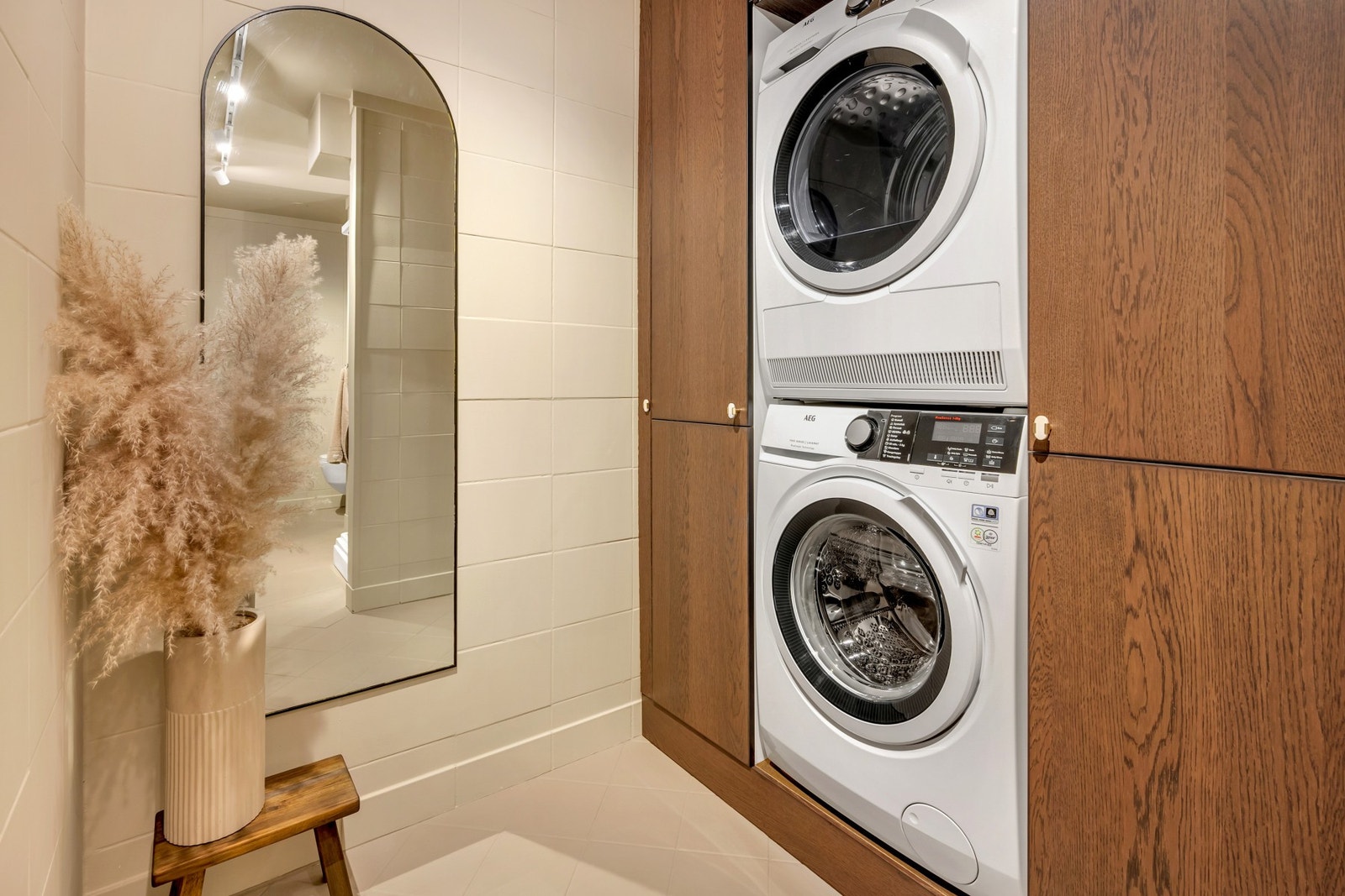 Det ble også montert en svært praktisk oppbevaringsløsning for vaskemaskin og tørketrommel i 2022. Galleribilde