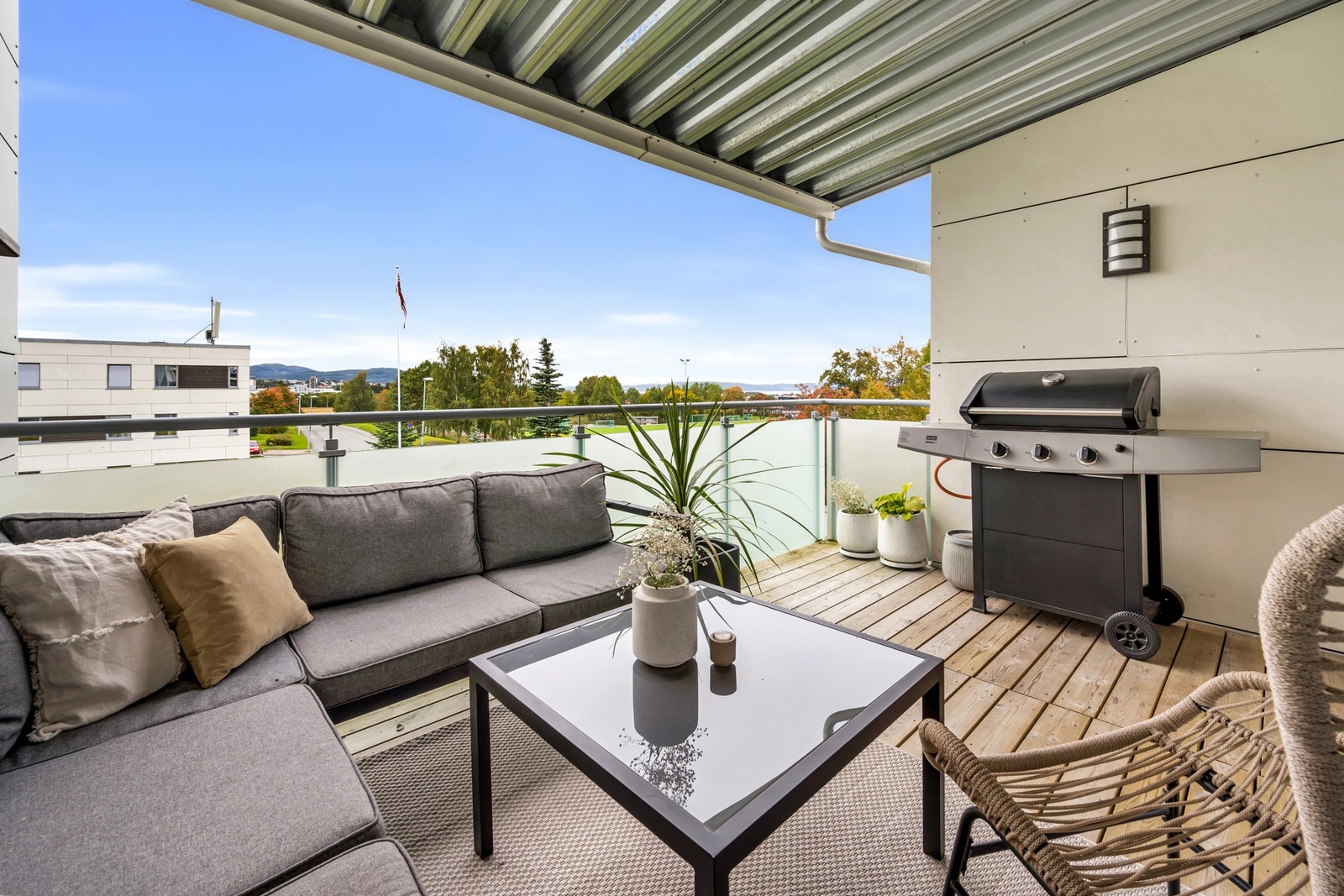 Her sitter man usjenert og nyter solen fra ca. kl. 15:00 til solnedgang på sommerstid. Galleribilde