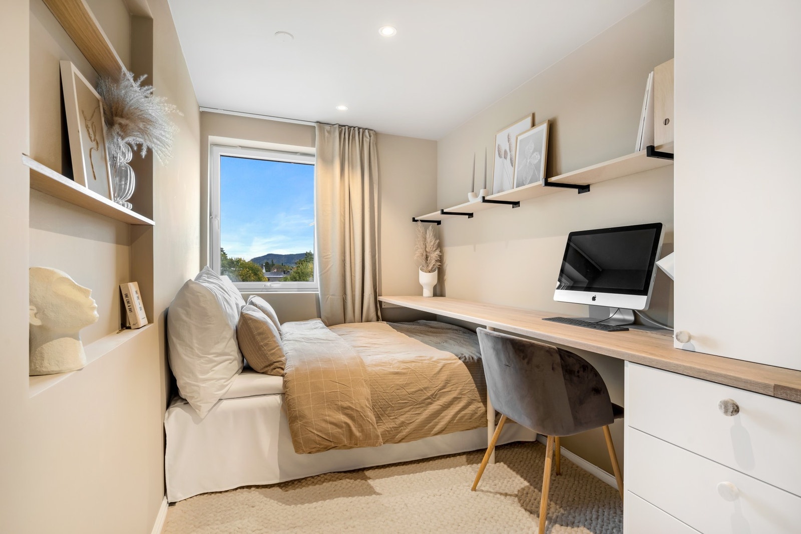 Leilighetens tredje soverom har blitt oppgradert med plassbygd pult med skapinnredning. Soverommet er på ca. 7 kvm. Galleribilde