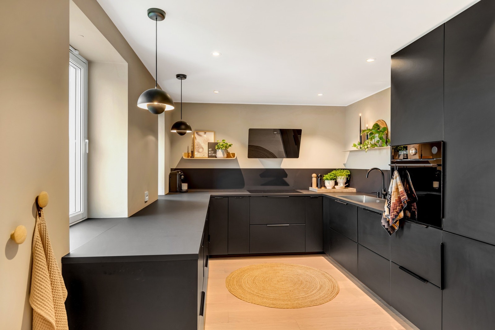 Tidsriktig kjøkken i sort utførelse fra 2019 med integrerte hvitevarer. Galleribilde