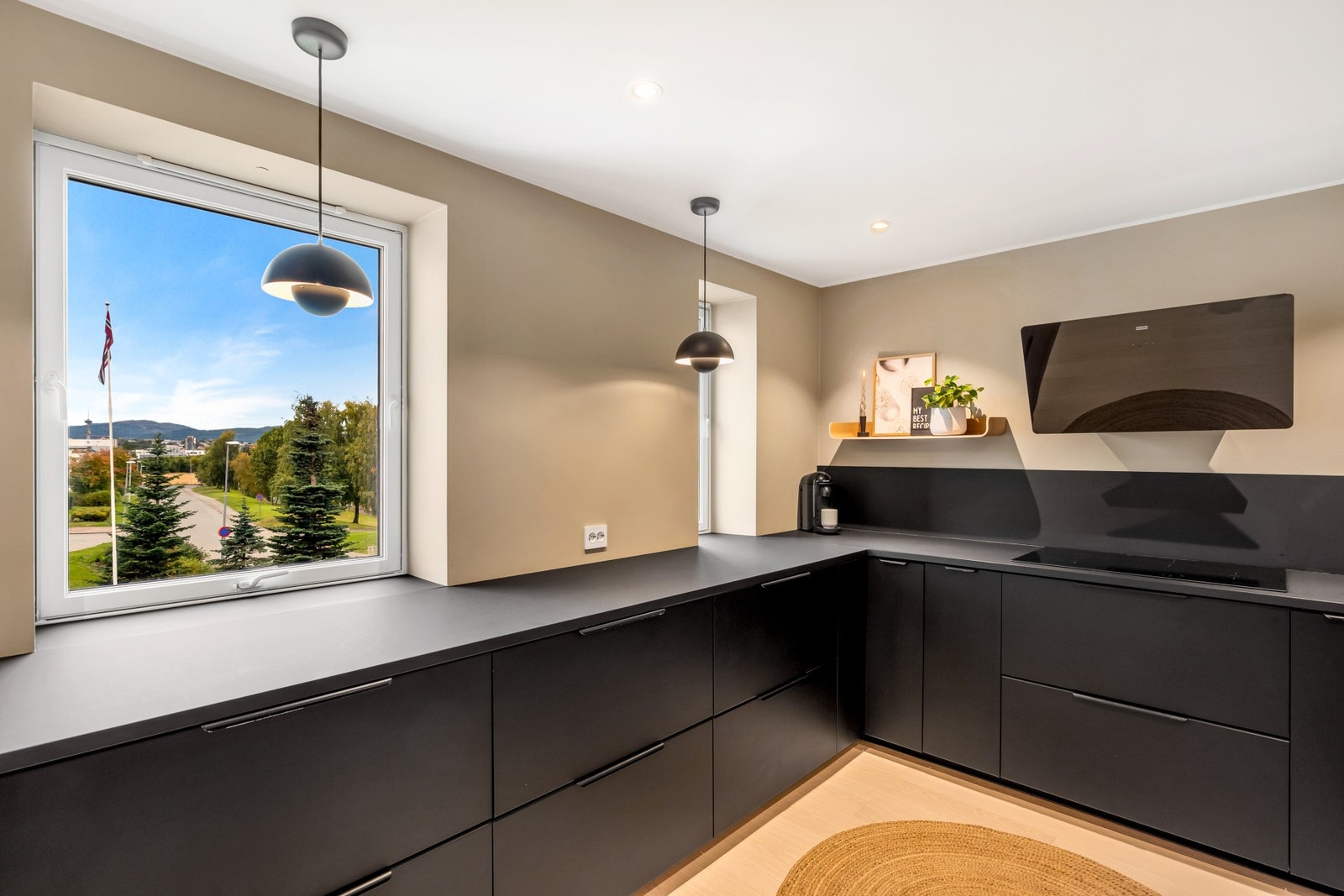 Kjøkkenet har godt med skap- og benkeplass. Her finnes det også en ny varmtvannsbereder på 120 L. Galleribilde