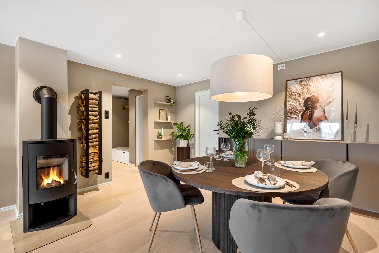 Leiligheten har vært gjenstand for vesentlig oppussing i perioden 2018 - 2022, og holder som følge av dette en gjennomgående pen og moderne standard. Galleribilde