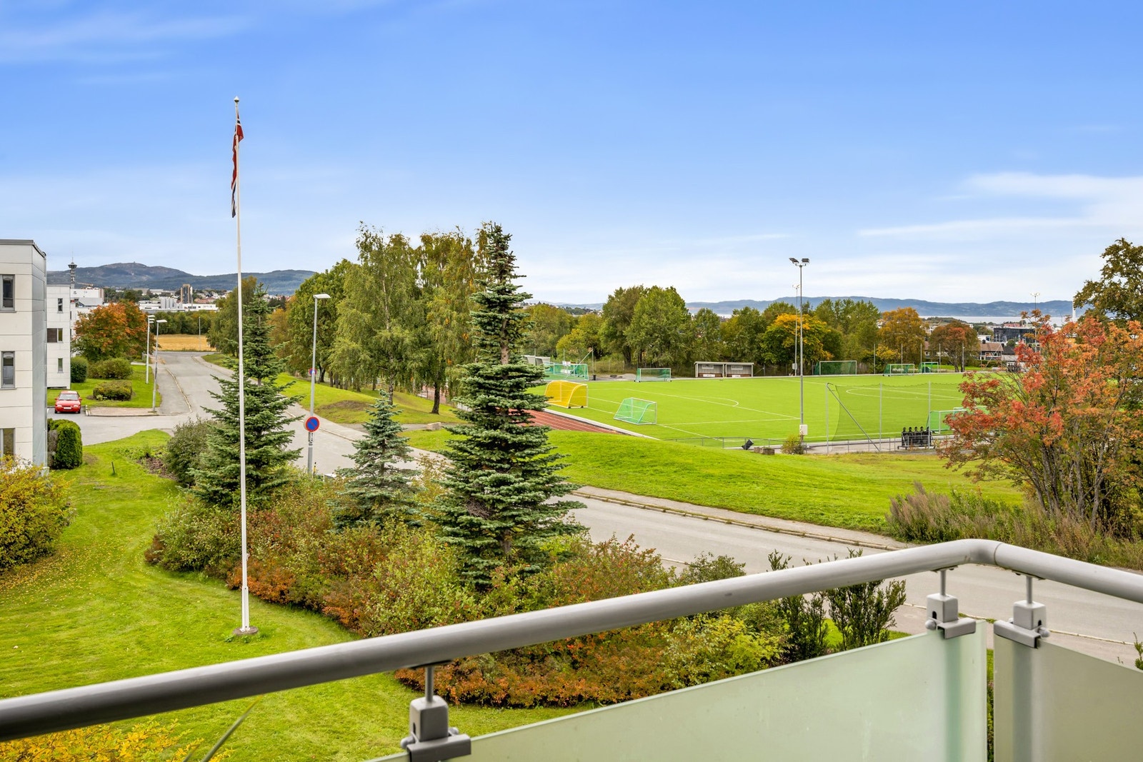 Fin utsikt over nærområdet. Fra leiligheten har man alt man trenger av servicefasiliteter i umiddelbar nærhet. Galleribilde