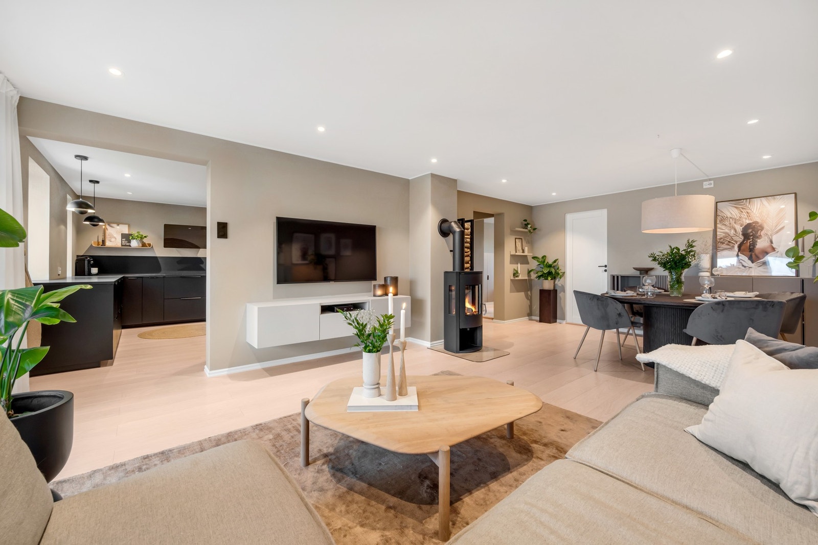 Velkommen til Østre Tunhøgda 1 - en særdeles flott og gjennomført 4-roms toppleilighet beliggende på populære Charlottenlund! Galleribilde