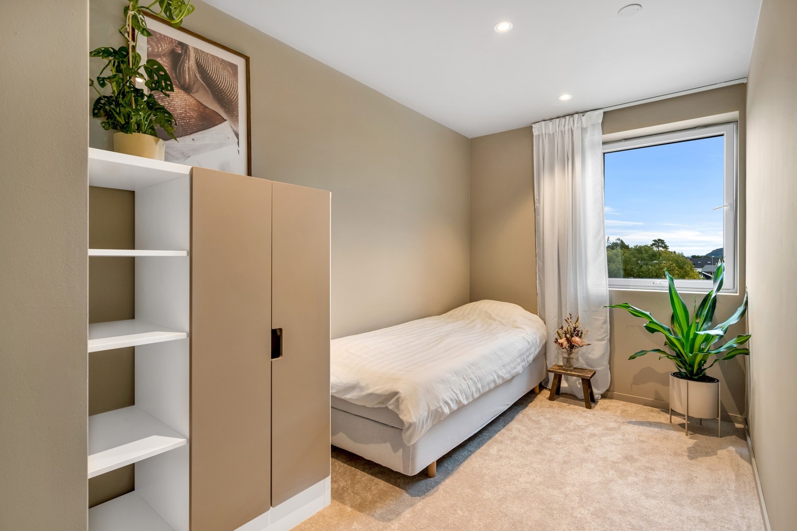 Leilighetens andre soverom er malt i lune farger med et behagelig vegg-til-vegg teppe på gulv. Soverommet er på ca. 7 kvm. Galleribilde