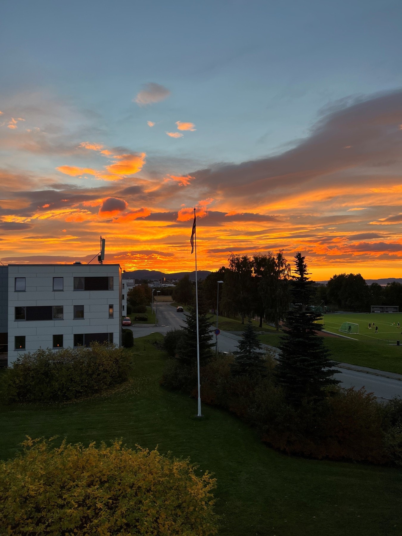 Selgers eget bilde av fargespillet på himmelen man kan oppleve fra balkongen. Galleribilde